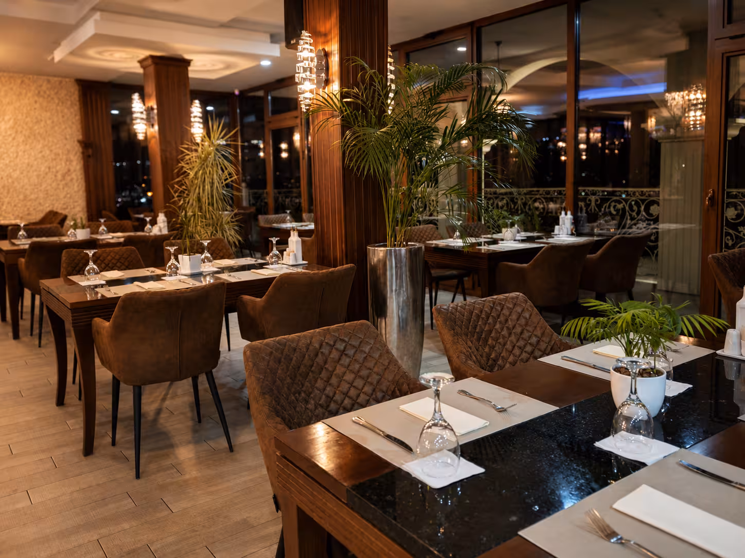 Guests enjoying dining experience at Restaurant Arcus